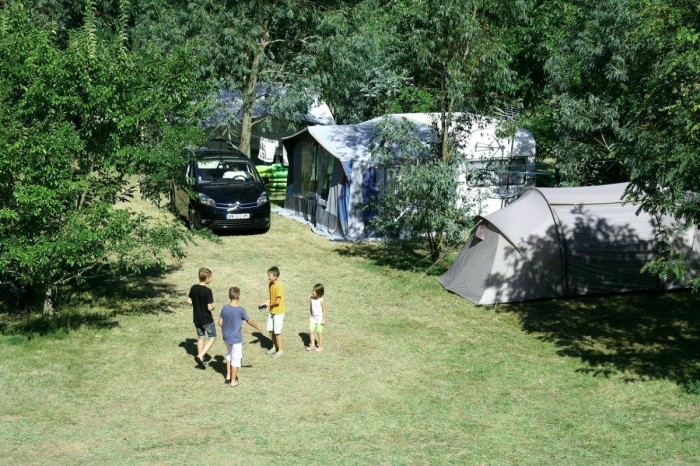 Terrain de camping verdoyant et arboré camping à la ferme les sables d'olonne