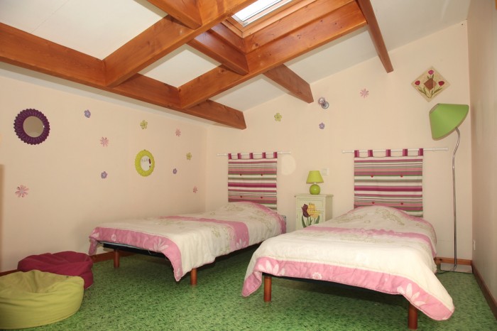 Chambre lumineuse avec puits de lumière