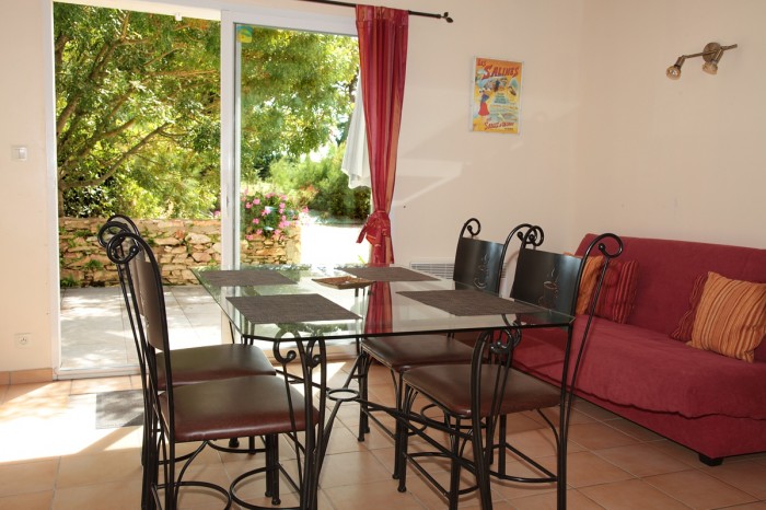 Gite avec agréable pièce de vie donnant sur la terrasse fleurie