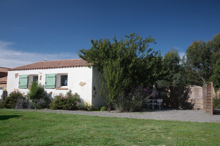 Gite de l'extérieur dans son écrin de verdure