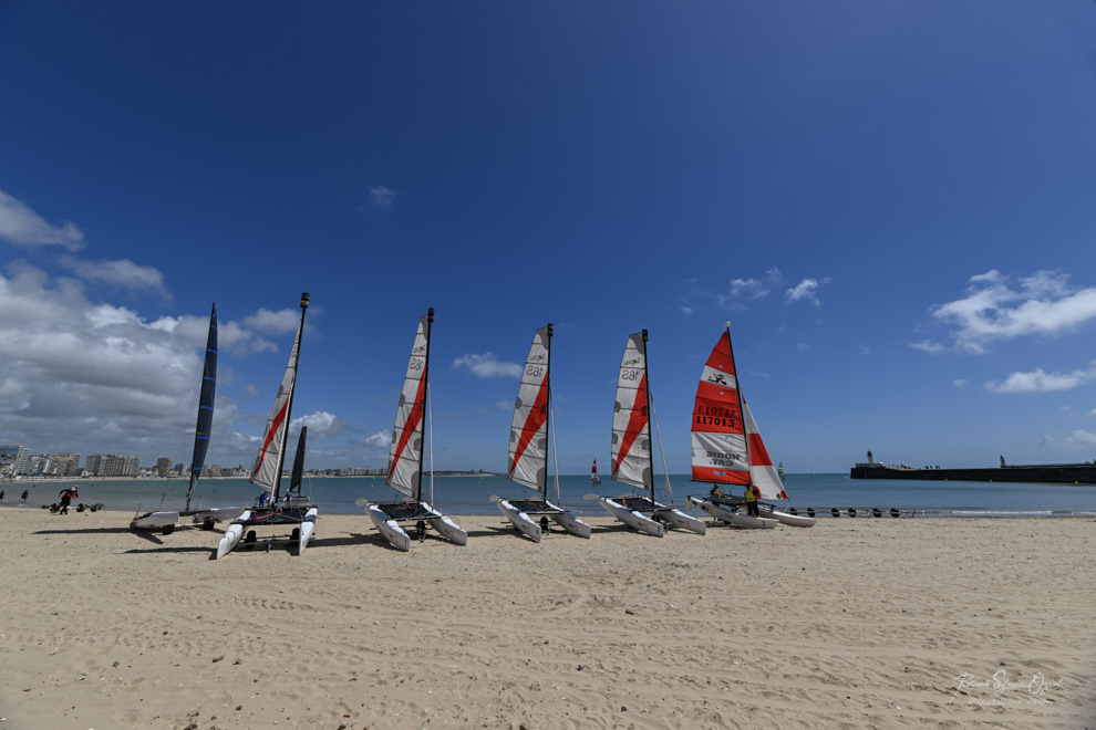 Voilier sur plage des sables d&apos;olonne